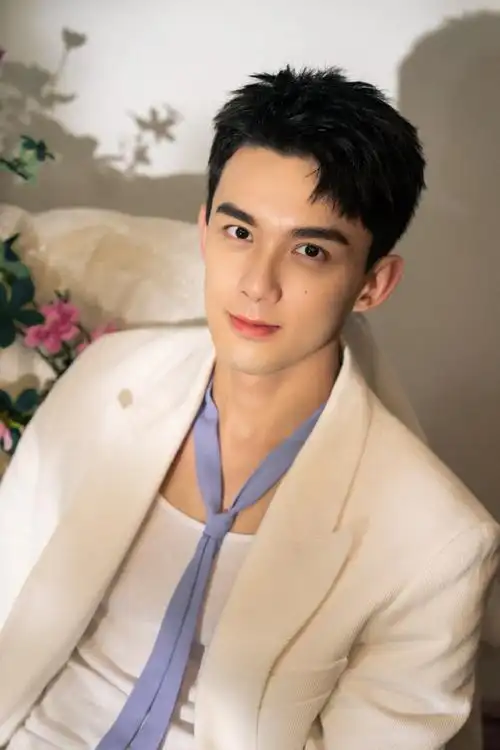 听吴磊说早安##吴磊白色西服造型