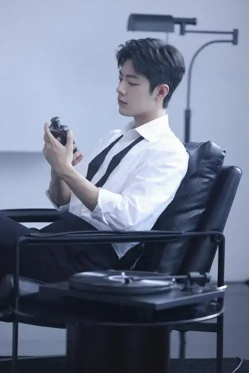 肖战白衬衫早春花絮图##肖战白衬衫氛围感随拍##肖战白衬衫早春恍絮