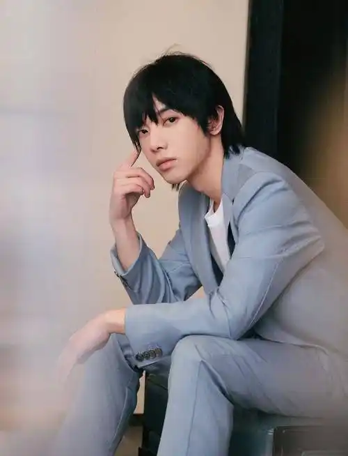 华晨宇雾蓝西装清爽有型 鲻鱼头发型有型吸睛