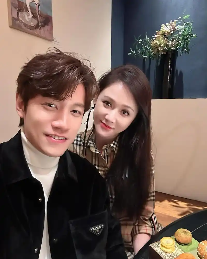 陈乔恩在社交平台分享了她为小9岁丈夫alan(曾伟昌)庆祝生日的照片