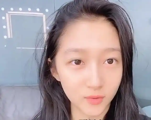 关晓彤素颜录视频,怼脸拍不小心暴露真实颜值,假发片更加抢眼!