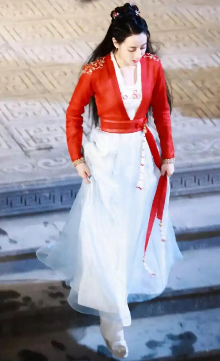 迪丽热巴古装很显胖,热巴的古装剧照曝光,看起来肩很宽很显壮,可热巴