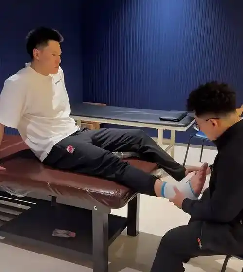 原创被人使坏垫脚上海小将一声不吭把脚跺麻接着干致敬09姚明