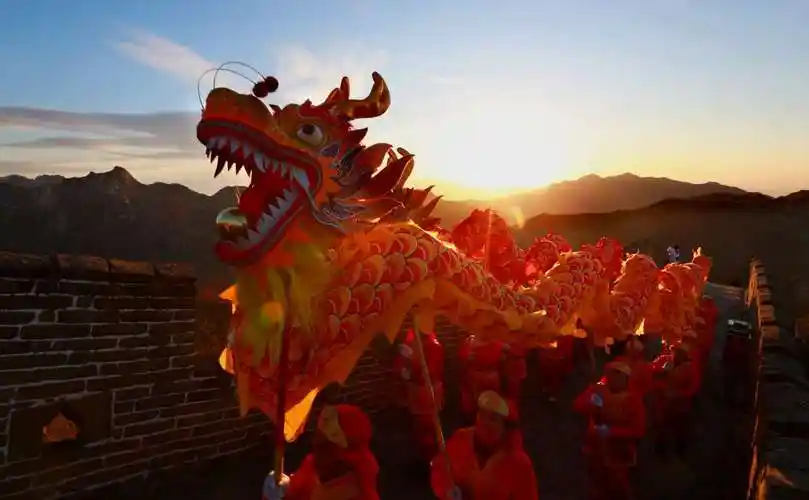 中国,北京,1月1日,人们在长城上表演舞龙来庆祝新年.