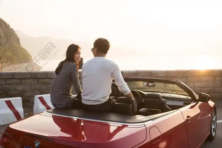 青年男女开车出去旅行