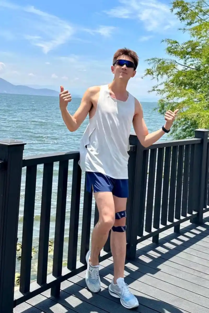 林更新去大理旅游,晒全身照已经成为型男,又高又瘦健康感满满,这个