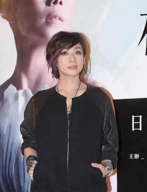 离婚20年后,李宗盛和林忆莲现状令人唏嘘,女儿出国留学身材曼妙