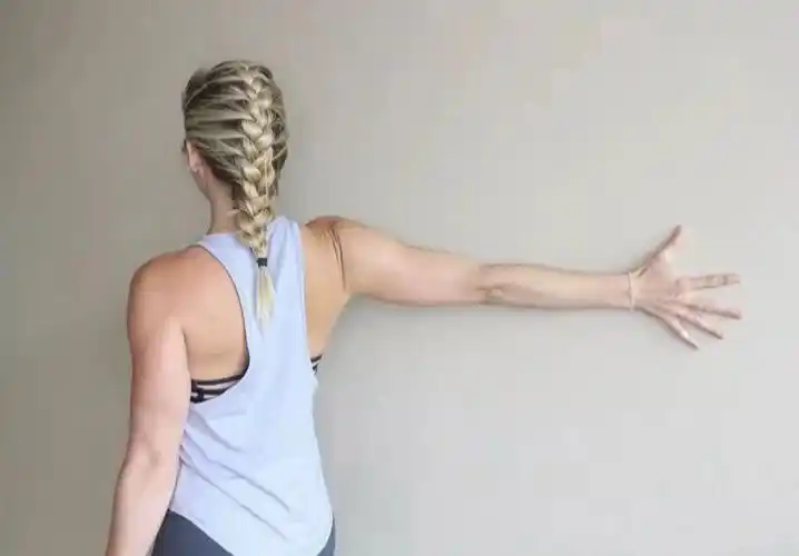 99动作图1–2 拉伸肩部前侧图1:侧面对墙山式站立;右手伸直向后贴墙