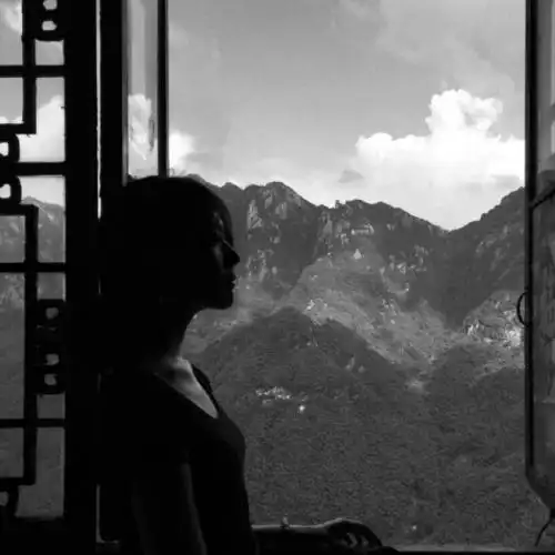 安静女生头像黑白唯美做一个心有一片海的人