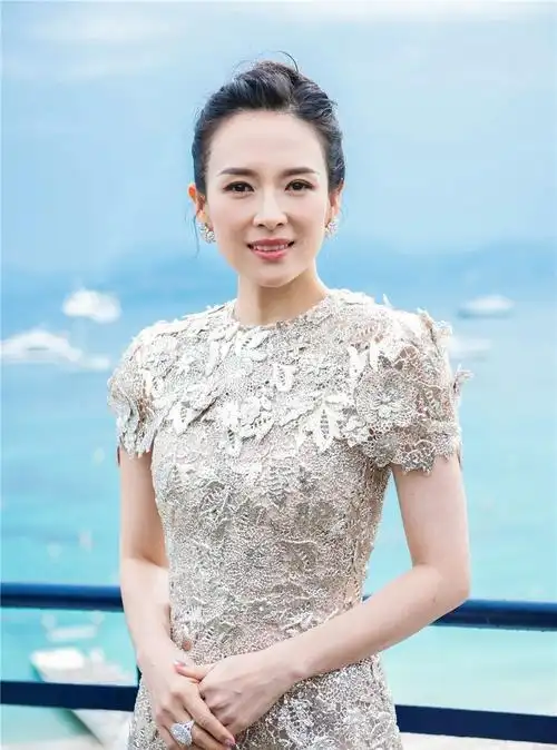 章子怡穿衣真有"心机",一身白色礼服裙秀蛮腰,美得高级又迷人