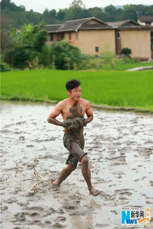 《爸爸3》最新一期预告:诺一抓泥鳅逗霓娜开心 胡军邹市明大秀肌肉