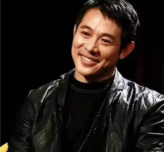 网友偶遇李连杰61岁就一脸褶子了头顶白发暴露了生活状态