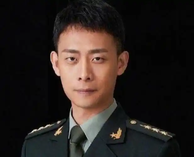 吴京为庆八一穿军装惹争议,遭大v当众质疑违规:不是军人别乱穿