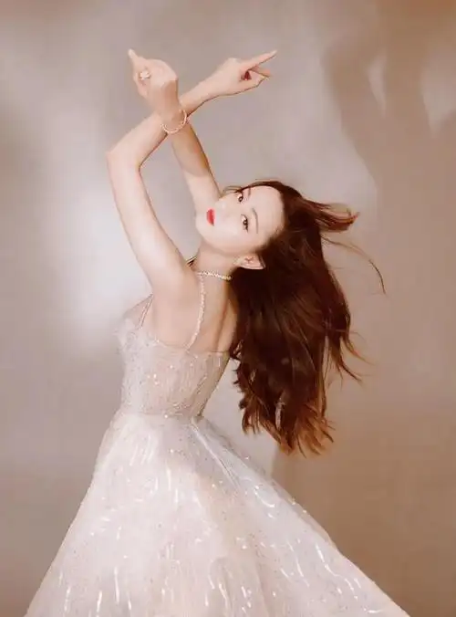 迪丽热巴唯美纱裙优雅迷人