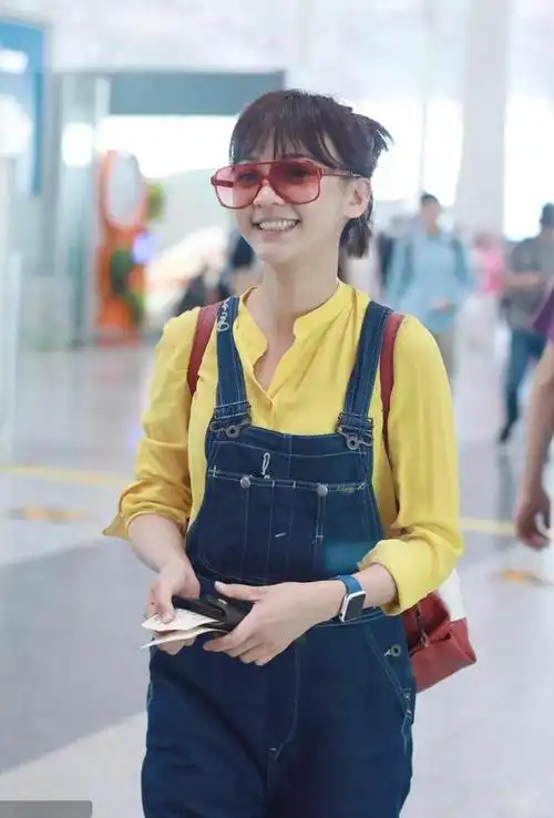 陈意涵真不愧是"氧气美女",穿短裙娇俏可人,真不像奔四的人