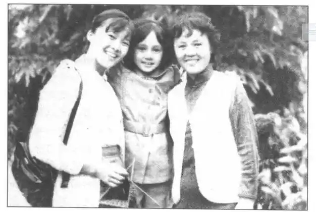 妈妈送她到学校后,她停在教室门口看着他.当时,袁泉是班上最小的学生.