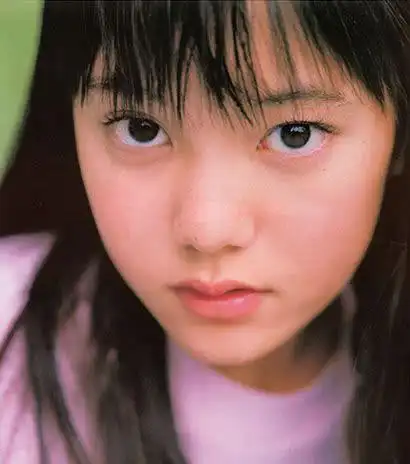 她是藤原拓海的女朋友因陈冠希而一蹶不振如今少女变成大妈