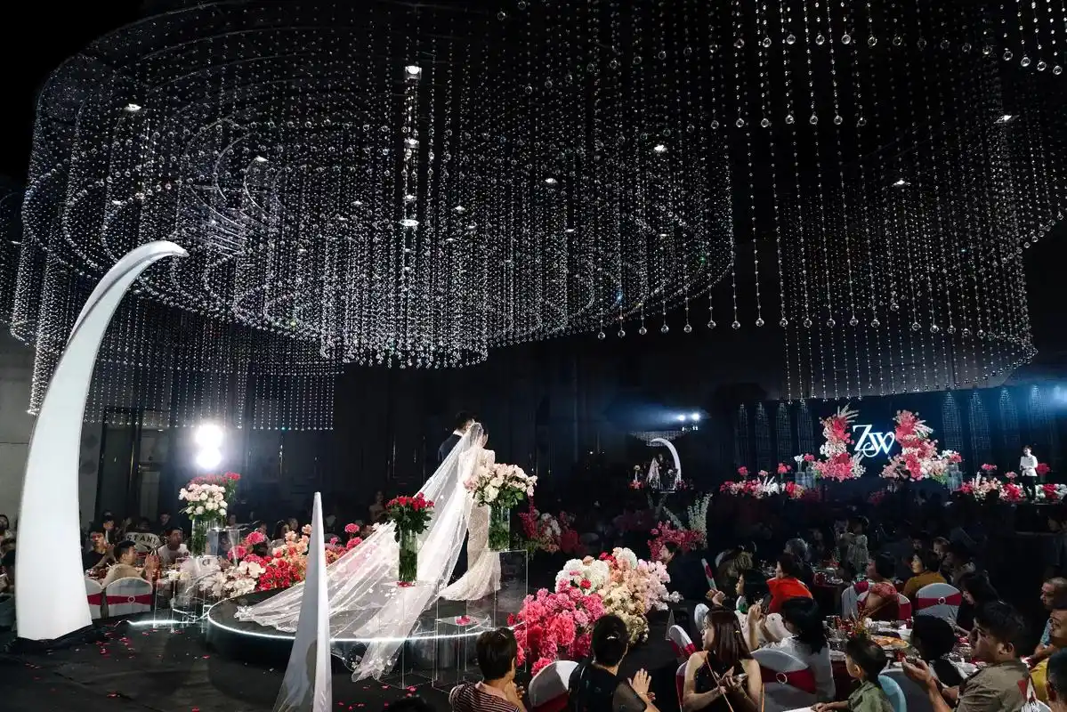 带你直击婚礼现场!大气的玫红色水晶婚礼!