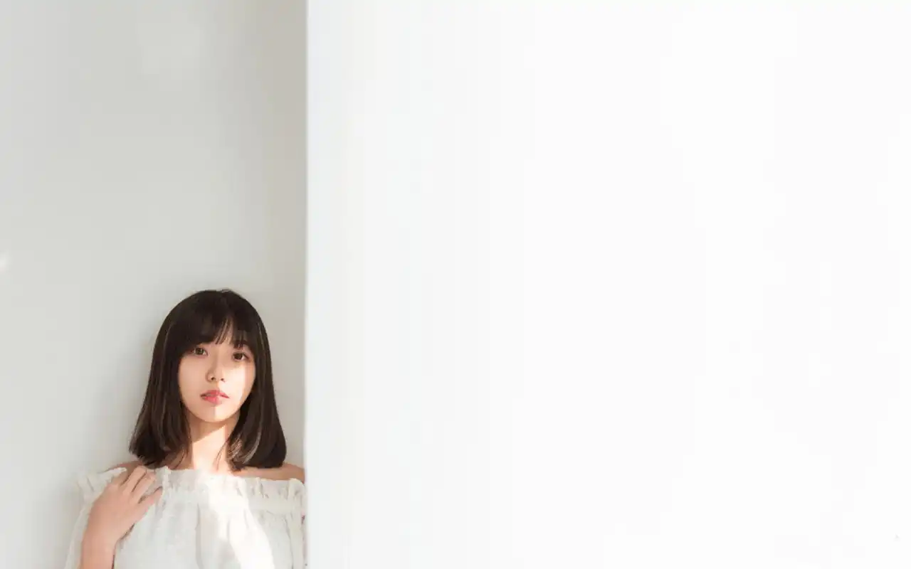 文艺小清新美少女纯白写真图片桌面壁纸