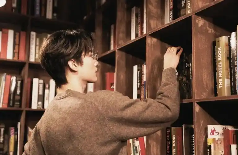 周柯宇迎春毛衣大片周丹金丝边眼镜造型上线