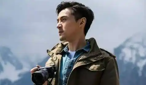 原创胡歌被网友曝出爆炸头照片对于这样狂野的胡歌你还喜欢吗