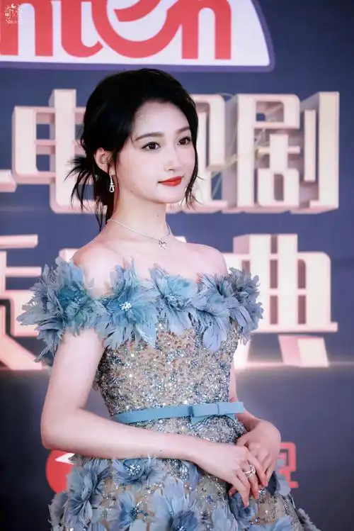 关晓彤抹胸浪花裙