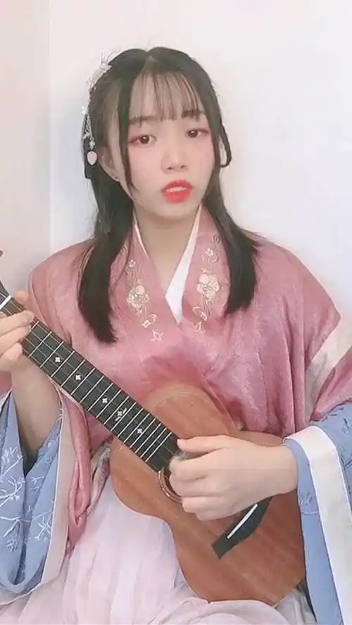 古风小姐姐尤克里里弹唱锦零桃花笑