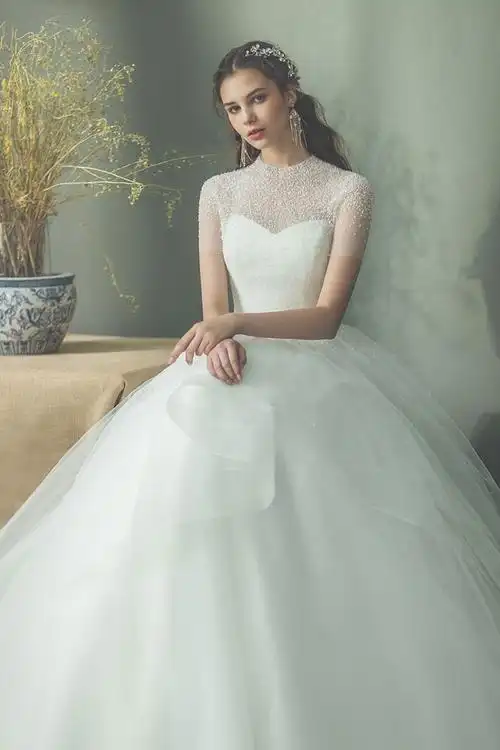 低调华丽的精致艺术:18件优雅时尚女神系婚纱_礼服