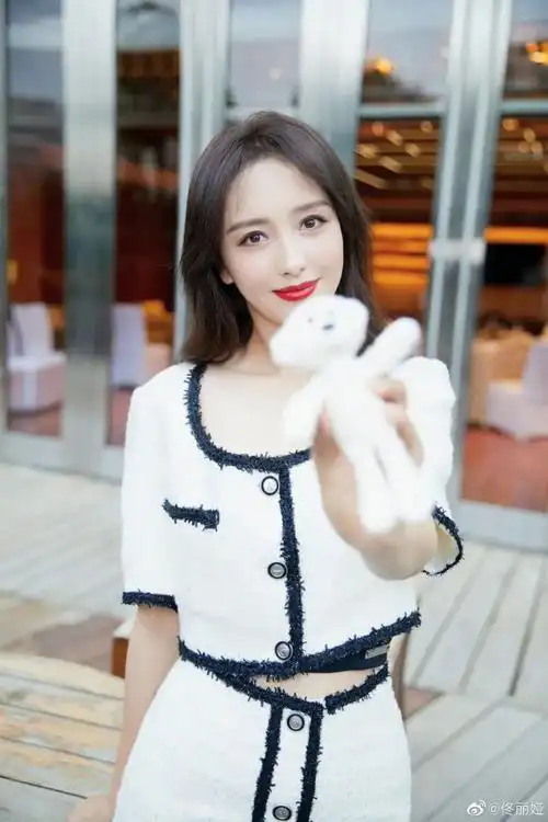 佟丽娅笑玩飞盘,身材不是饿成的,而是练出来的!-跑步吧-八卦帝