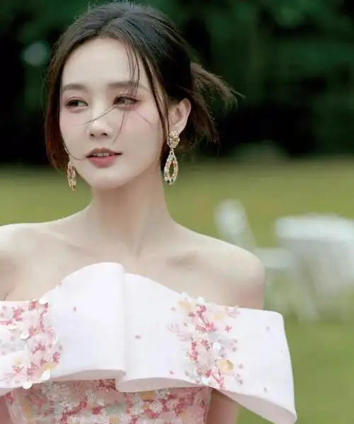 李一桐和李沁长得好像!