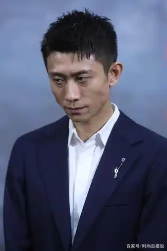 张一山才多大脸上就起褶子了,瘦的脸上没肉感,颧骨真挺高的