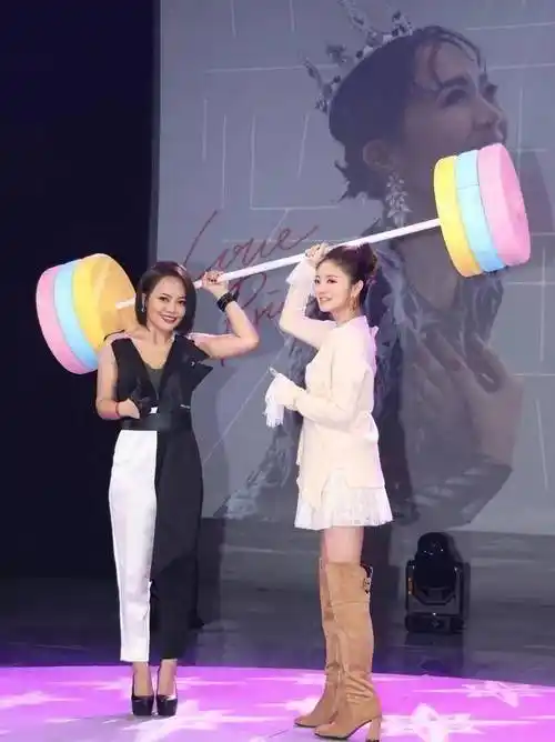 但是可以看出安以轩产后保养得非常到位,身材恢复速度之快令人羡慕