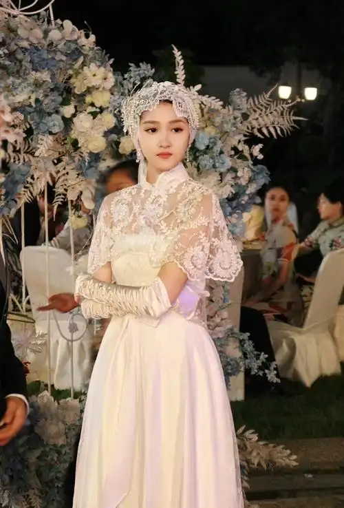 关晓彤晒左双桃民国婚纱照,评论区被鹿晗霸屏!催促赶紧开花结果