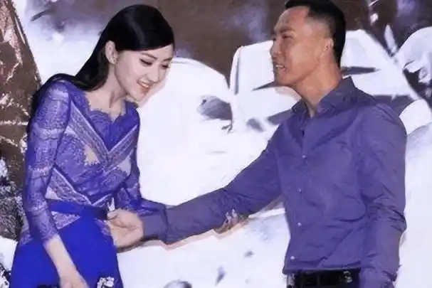 成龙不敢碰她,甄子丹搂不到她,王思聪不敢撕她,却被他当众亲了