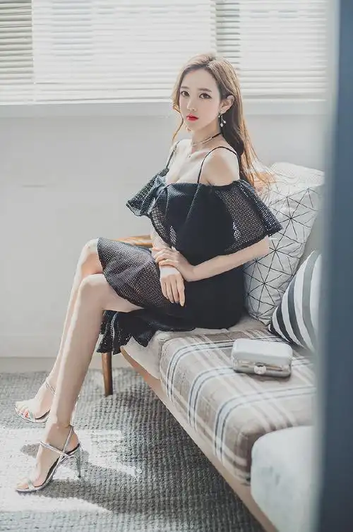 气质美女黑色吊带露肩连衣裙图片