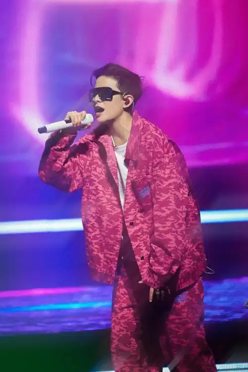 刘逸云超话@刘逸云amber你是电7315你是光95你是唯一的7815