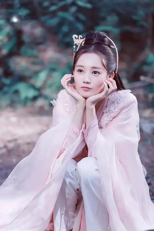 只不过后来导演看李一桐的颜值这么高,而且还具有气质感,所以导演觉得