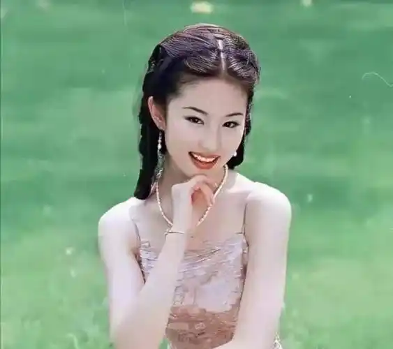 三个年龄段的刘亦菲侧颜照对比,岁月从不败美人,骨相实在太绝_时尚