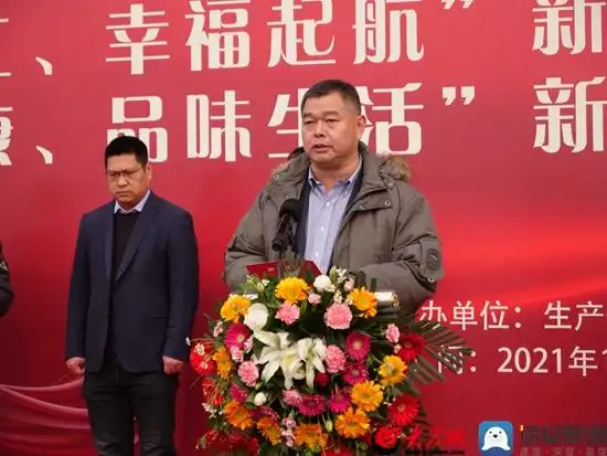 上午10点半,新华医疗科技园c区17辆全新的班车依次开进厂区,守候在