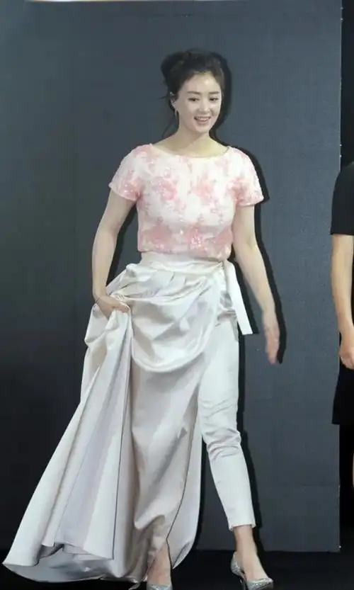 蒋欣也是尤物身材,穿红色紧身毛衣藏不住凹凸感,配西装a爆了