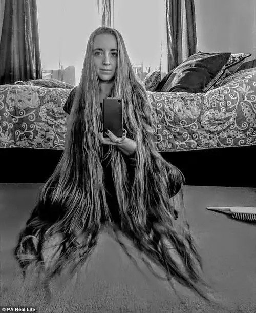 她在2年前就决定不再剪头发,如今超长的秀发还能做成裙子!