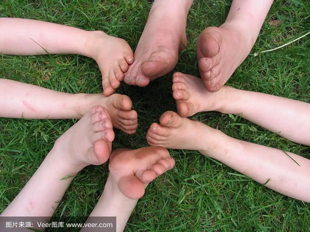 儿童的脚和脚趾在草地