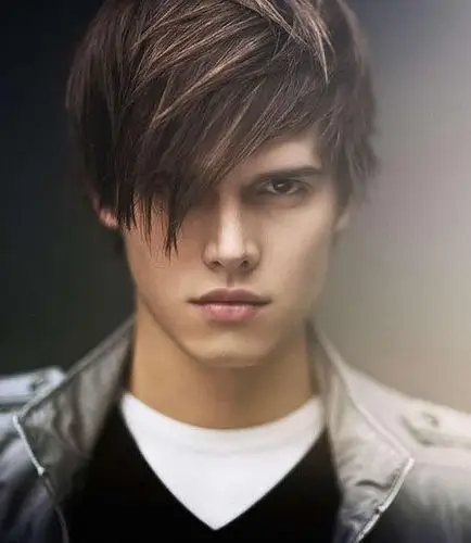 网小编就为专门为大家整理了几款欧美男生发型,极具人气的男生长发