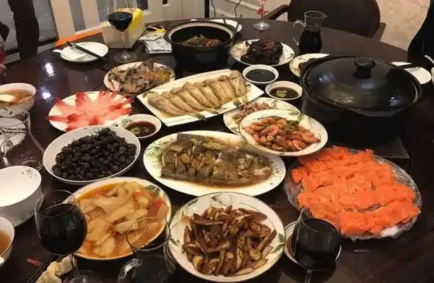 给母亲过生日,丈夫劝我过了饭点再进门,起初不懂,进门后明白了