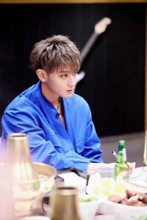 黄子韬发自己表情包说自己是菜但爱玩……|黄子韬|表情包_新浪新闻