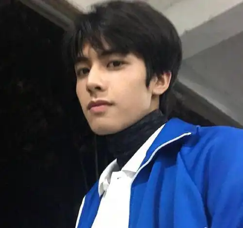 宋威龙的17岁青涩校服照无美颜无滤镜颜值一直在线
