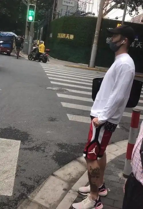 网友过马路偶遇蒋劲夫,脚上"热恋鞋"火了:外国女友就是不一样