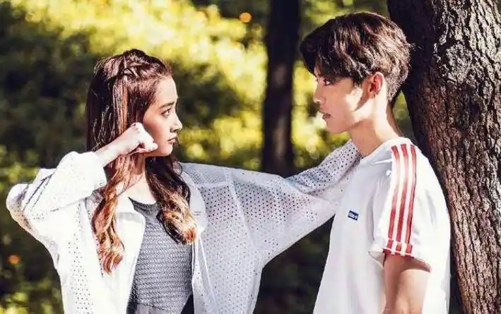 流量小生领证结婚,网友纷纷猜测是鹿晗,身边人公开道喜_关晓彤_人们