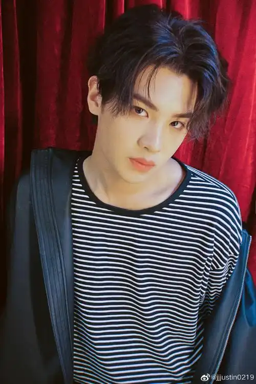 黄明昊晒十一宫格库存照