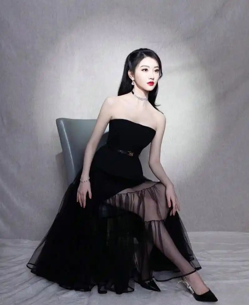 窈窕曼妙的性感身材,优雅高贵,丰满傲人的事业线,前凸后翘,养眼吸睛